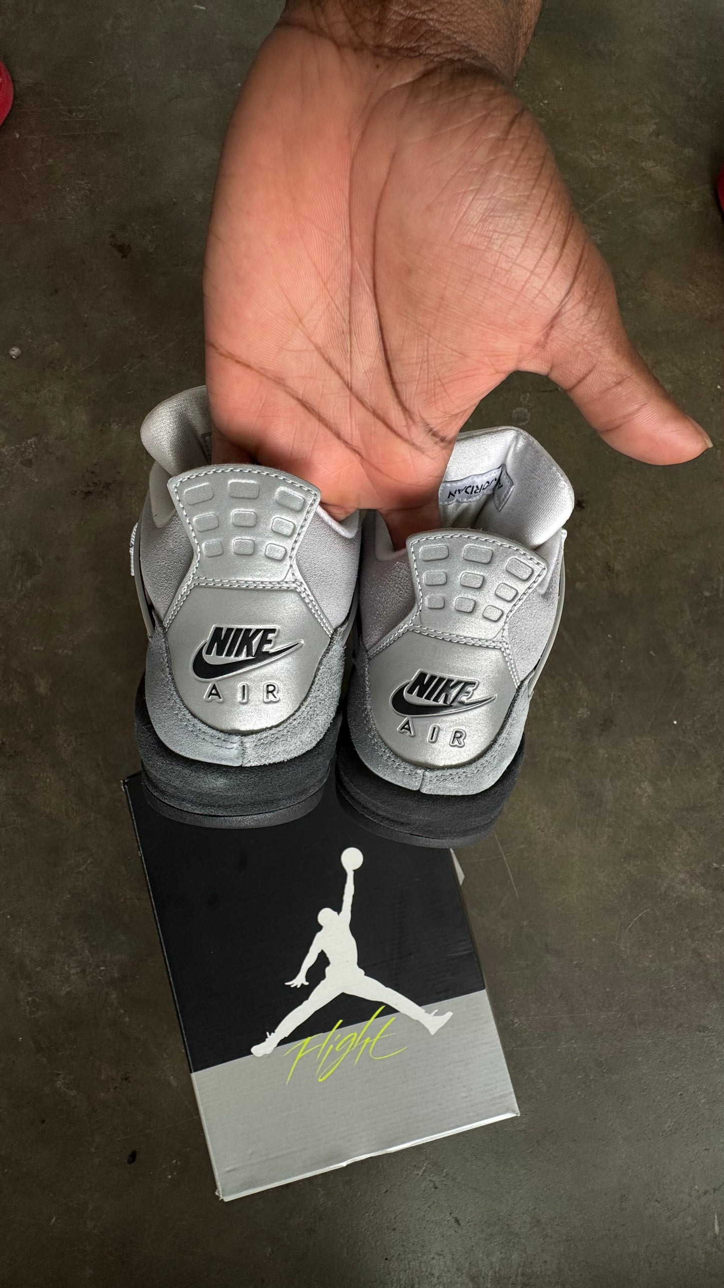 AJ 4's “SE NEON”