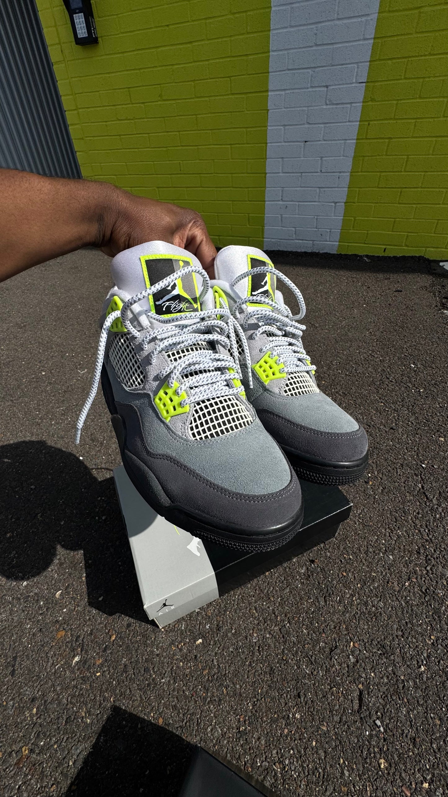 AJ 4's “SE NEON”