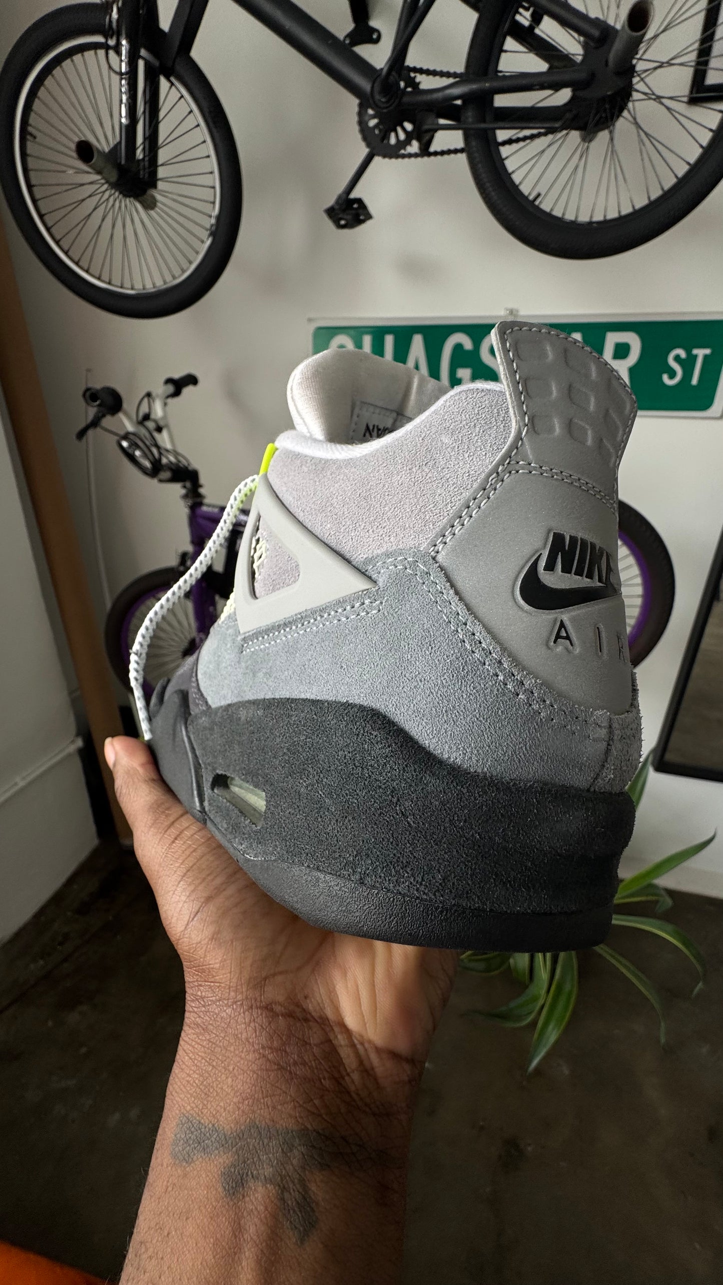 AJ 4's “SE NEON”