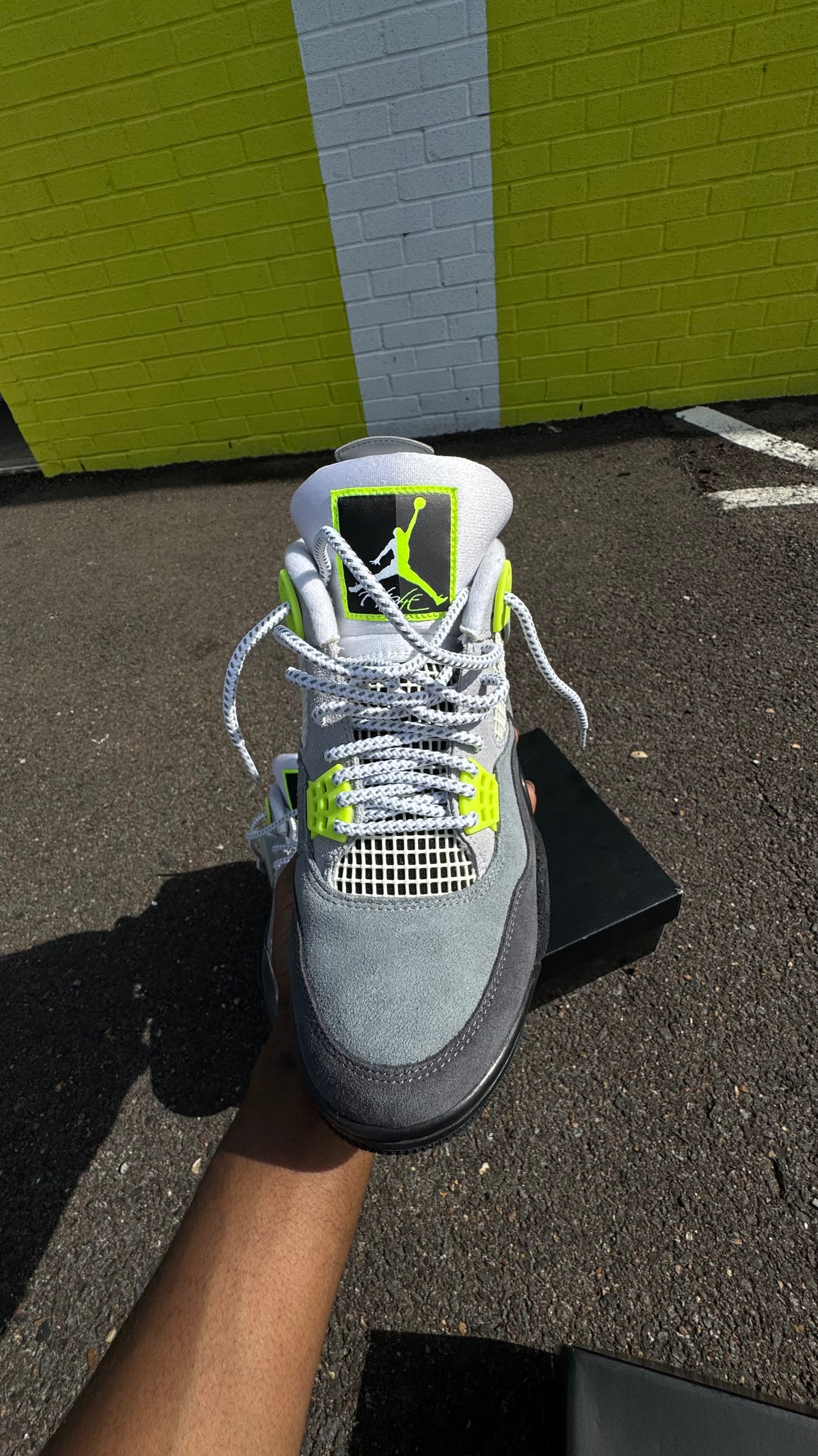 AJ 4's “SE NEON”