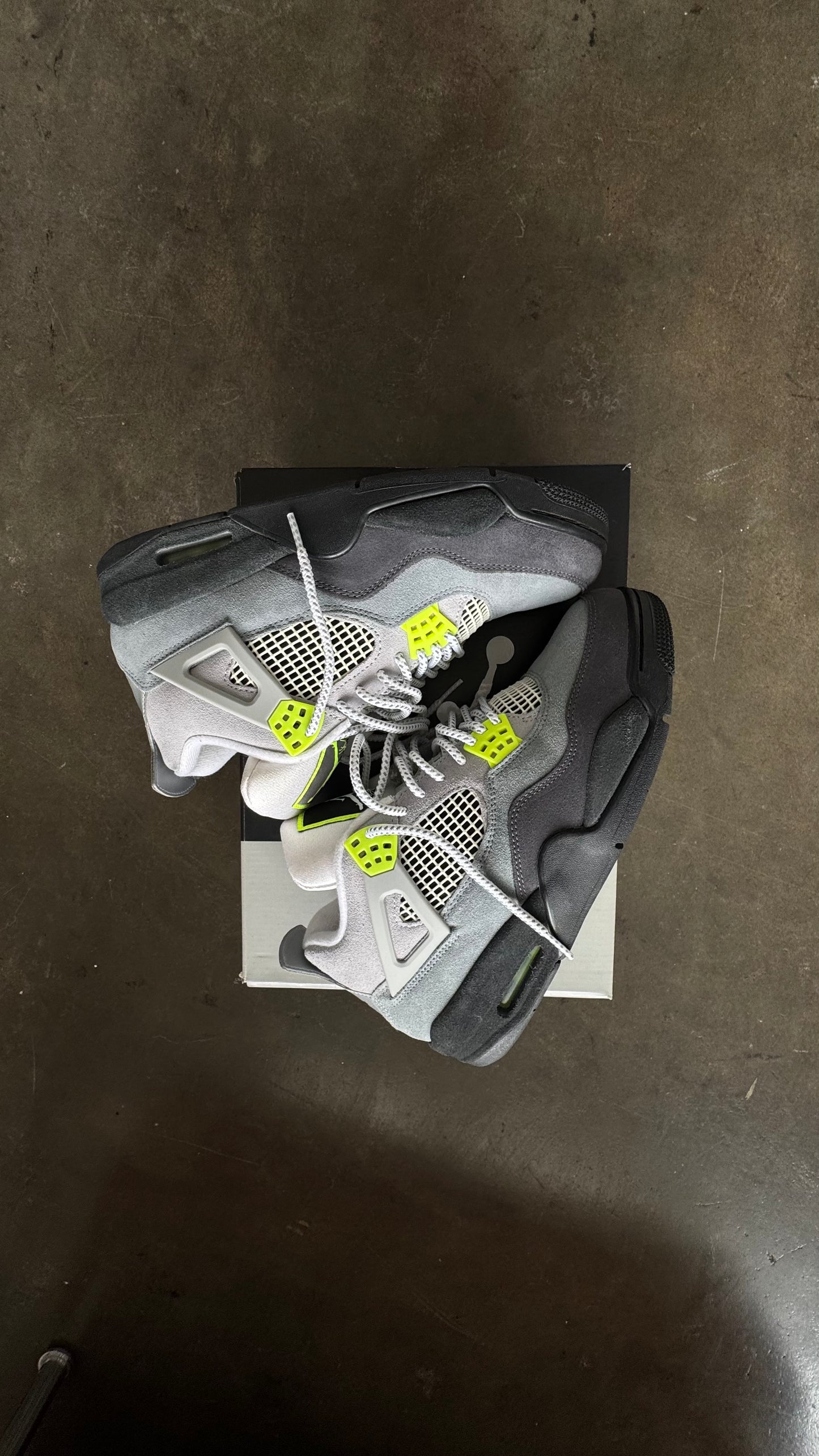 AJ 4's “SE NEON”