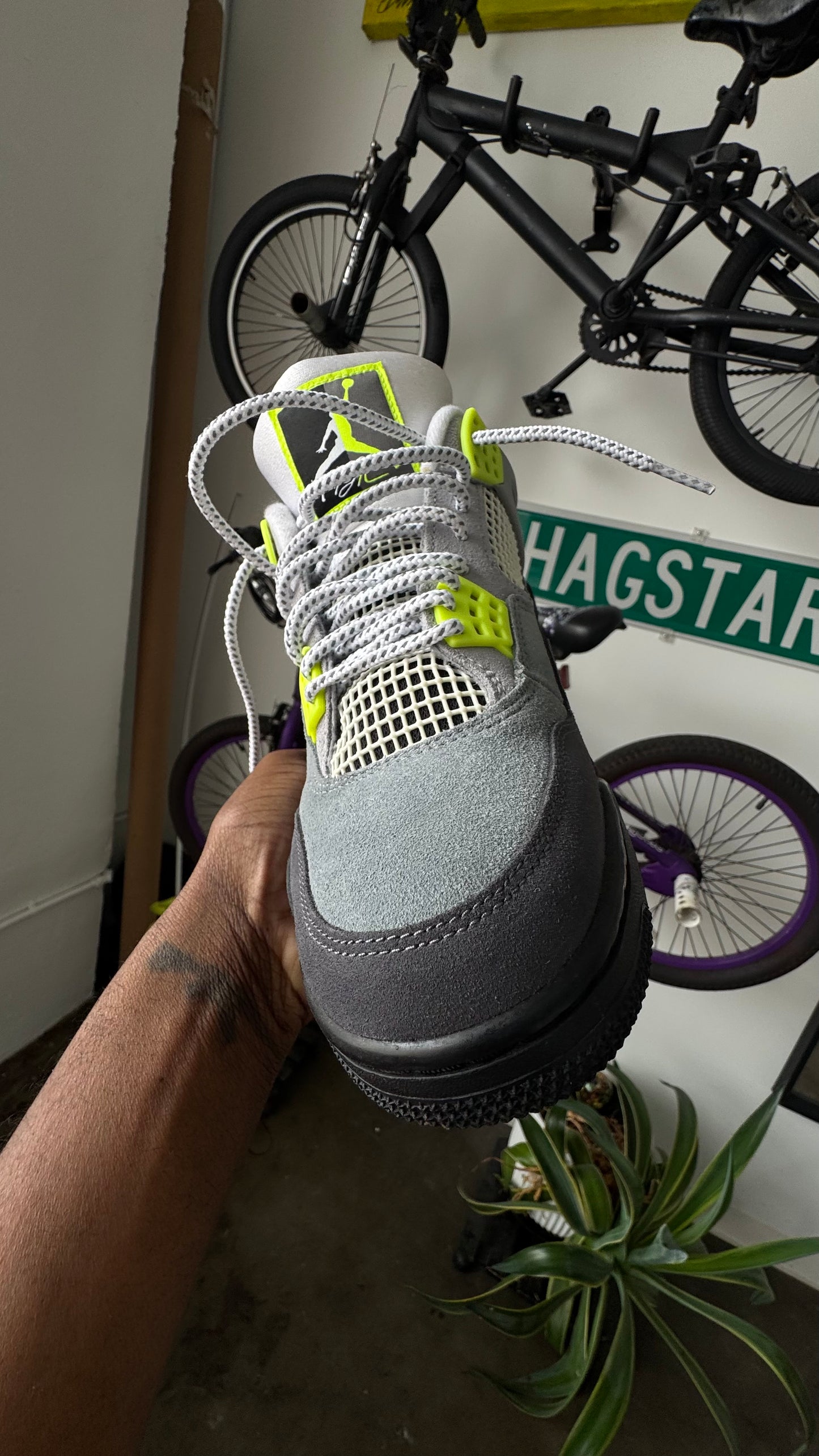 AJ 4's “SE NEON”