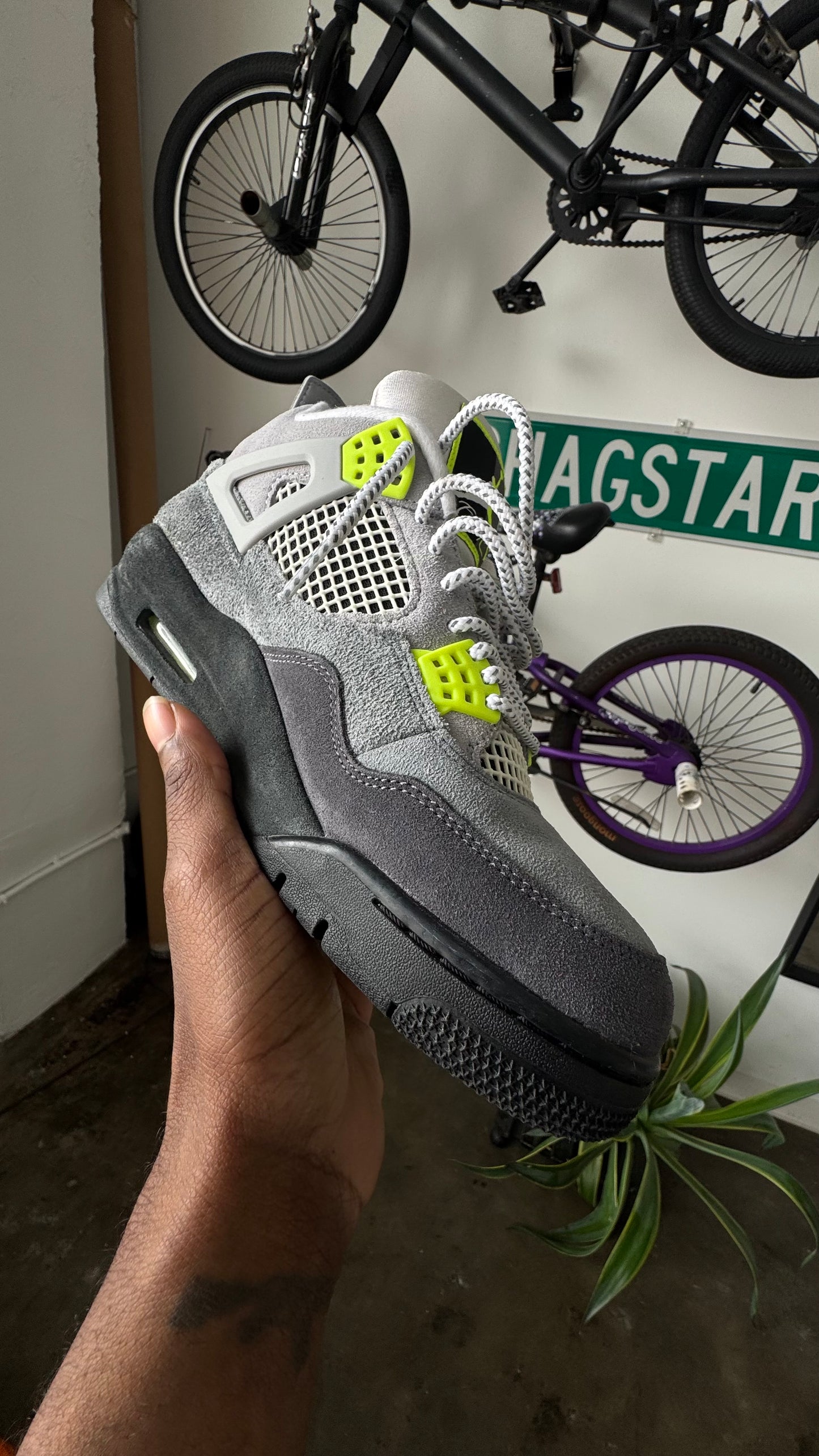 AJ 4's “SE NEON”